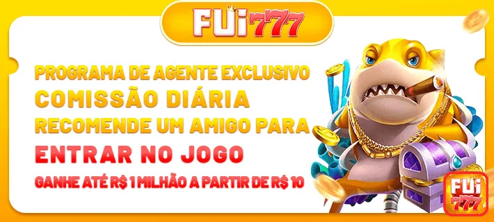 Homem jogando no celular em ambiente descontraído